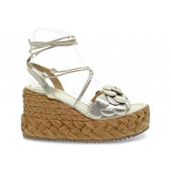 Zeppa Emanuèlle Vee SANDALO CON FIORE in laminato e raffia platino e beige Donna Zeppa